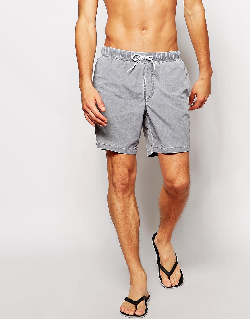 Comprar Shorts de baño a media pierna en gris con lavado ácido de ASOS al mejor precio