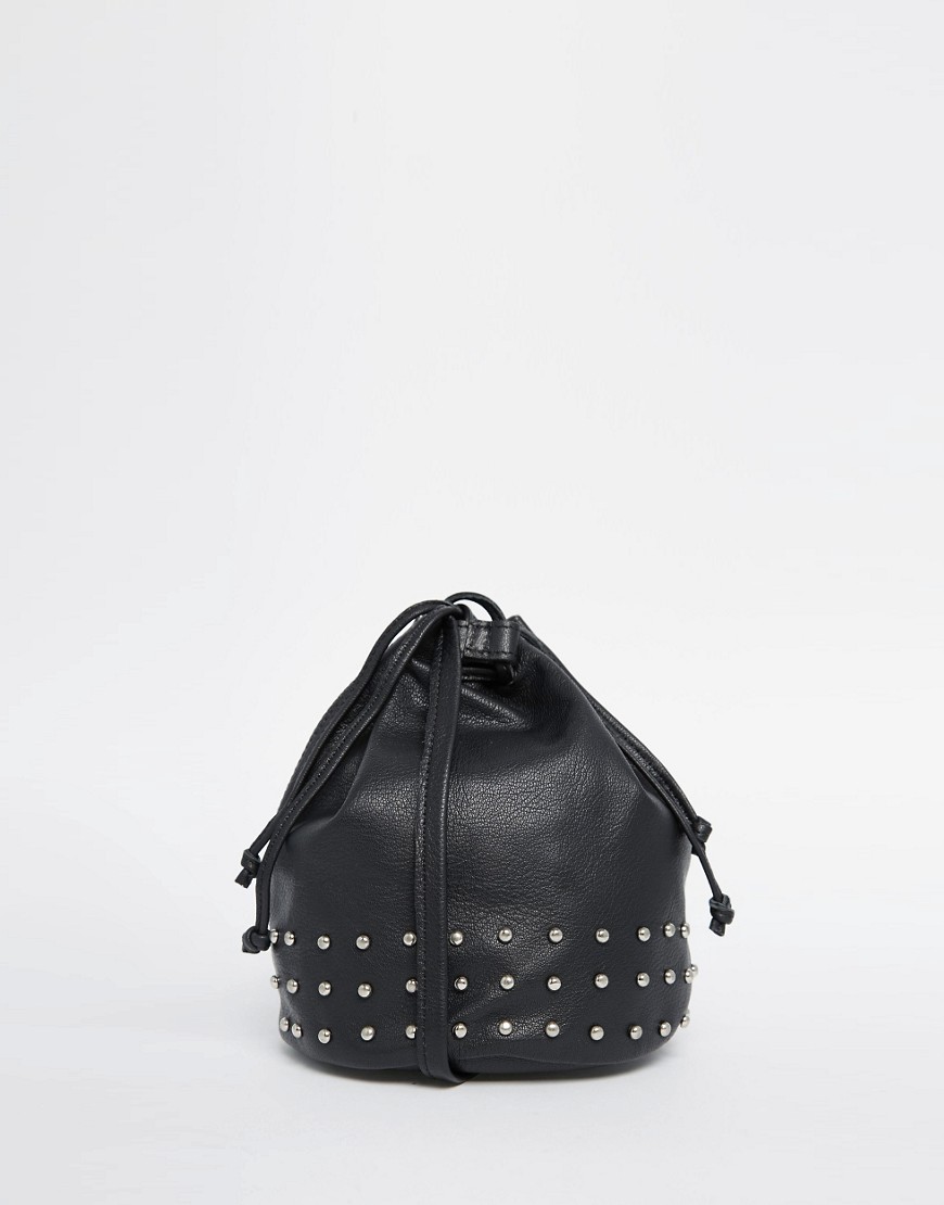 Comparar mejores precios Minibandolera de cuero con tachuelas de ASOS con descuentos Comprar Minibandolera de cuero con tachuelas de ASOS al mejor precio