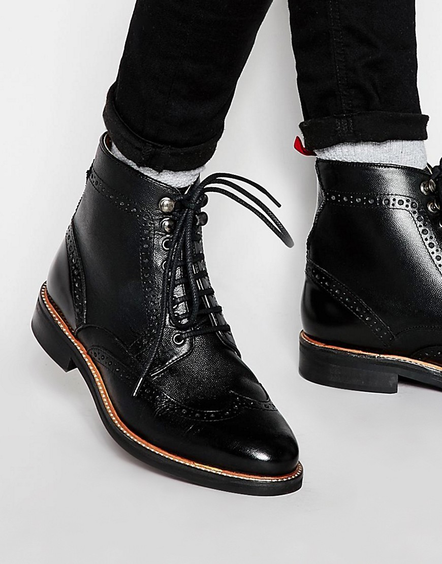 Comprar Botas Oxford de cuero negro con lengüeta roja de ASOS al mejor precio