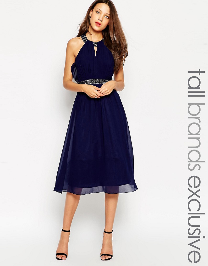 Comprar Vestido a media pierna con cuello halter, adornos y espalda abierta dde Little Mistress Tall al mejor precio