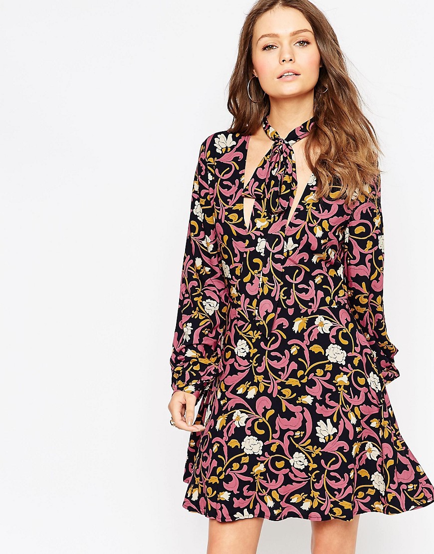Comparar mejores precios Vestido skater con lazo fino en el cuello y estampado de Glamorous con descuentos Comprar Vestido skater con lazo fino en el cuello y estampado de Glamorous al mejor precio