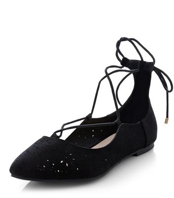 Comprar Wide Fit Black Suedette Laser Cut Out Lace Up Pumps al mejor precio