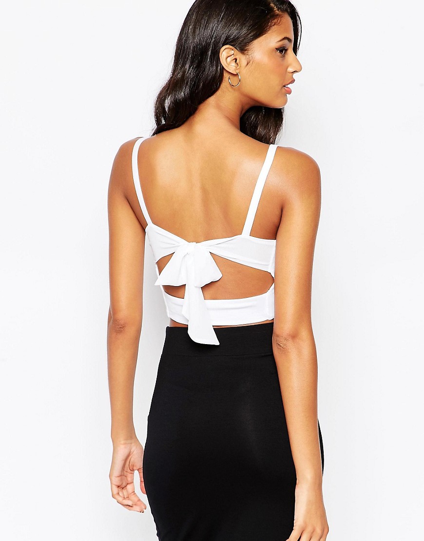 Comprar Top corto escotado con lazada a la espalda de ASOS al mejor precio