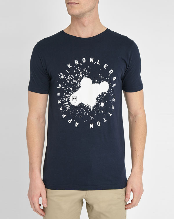 Comparar mejores precios KNOWLEDGE COTTON APPAREL, Camiseta logo Knowledge azul marino de cuello redondo con descuentos Comprar KNOWLEDGE COTTON APPAREL, Camiseta logo Knowledge azul marino de cuello redondo al mejor precio