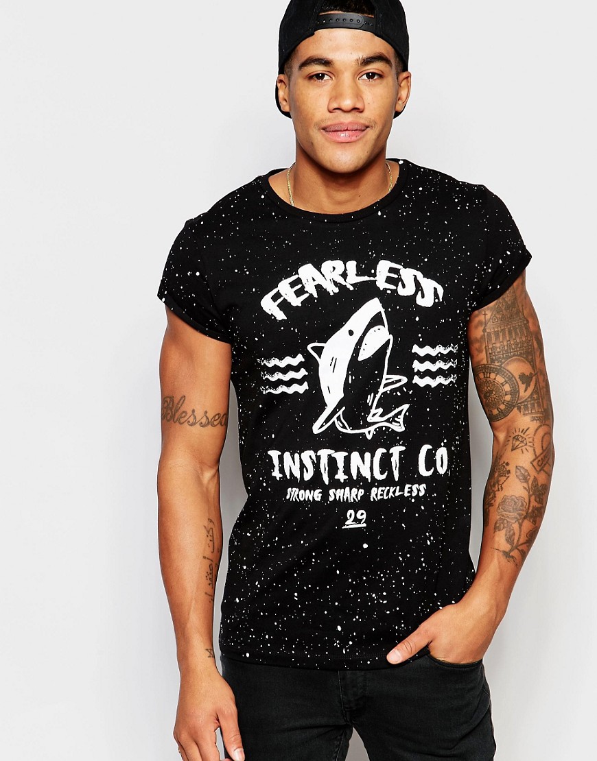 Comprar Camiseta con manga remangada y estampado de tiburón y salpicaduras de ASOS al mejor precio